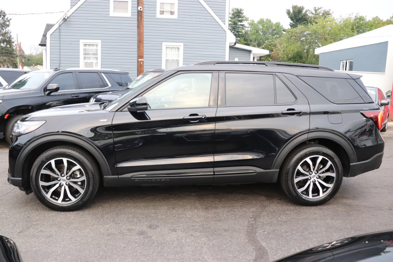 Used 2025 Ford Explorer ST-Line image 2