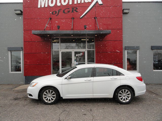 Used 2013 Chrysler 200 Limited image 2