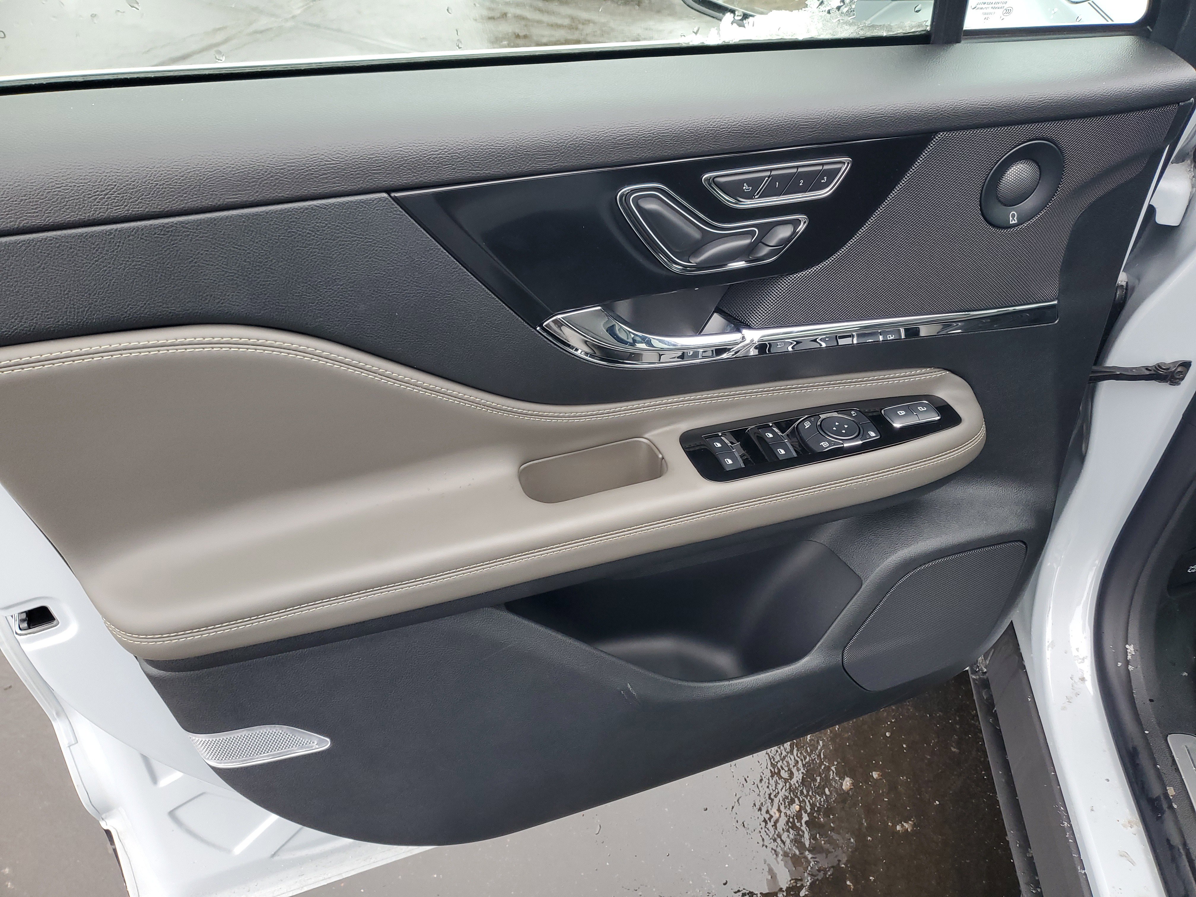 New 2025 Lincoln Corsair Reserve w/ Equipment Group 202A image 8