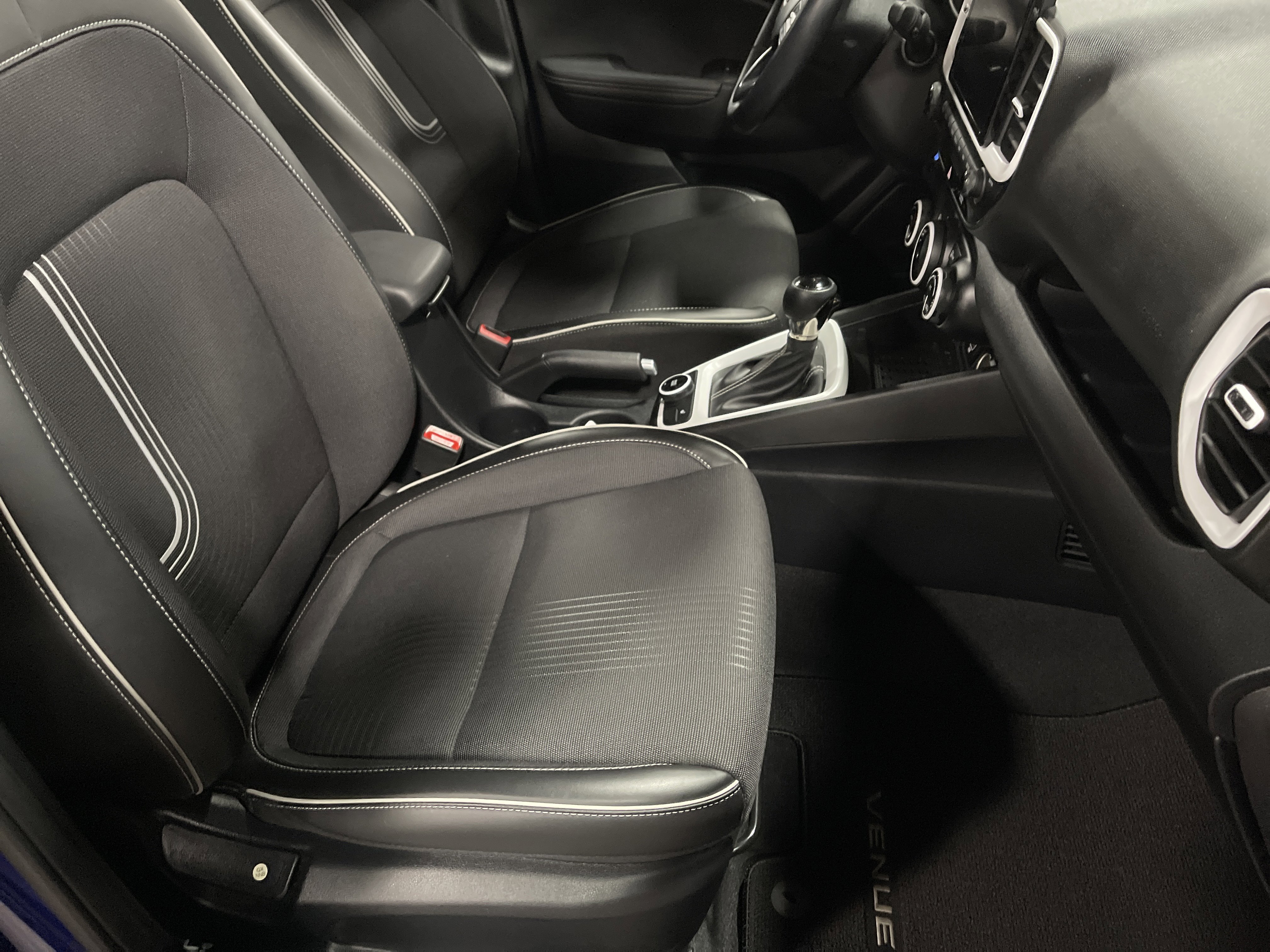 Used 2023 Hyundai Venue Limited image 12