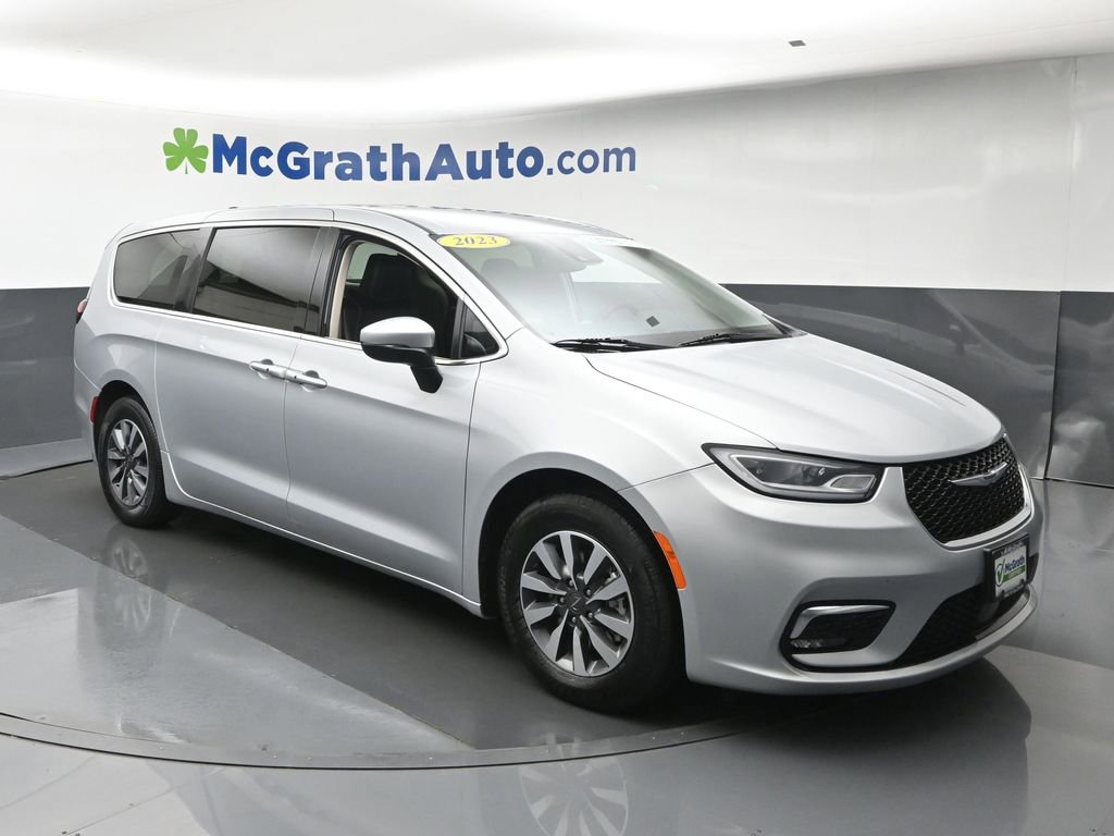 Used 2023 Chrysler Pacifica Touring-L FWD image 2