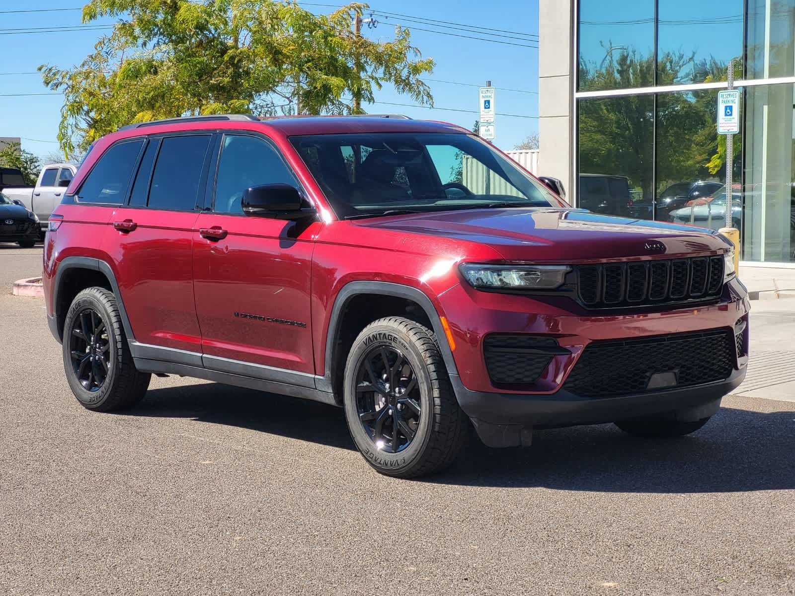 Used 2024 Jeep Grand Cherokee Altitude AWD/4WD image 3