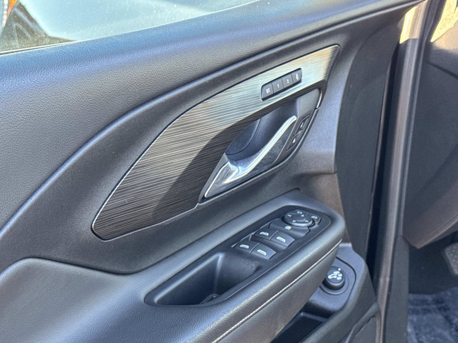 Used 2023 GMC Terrain SLT image 18