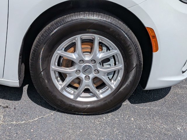 Used 2024 Chrysler Pacifica Touring-L FWD image 11
