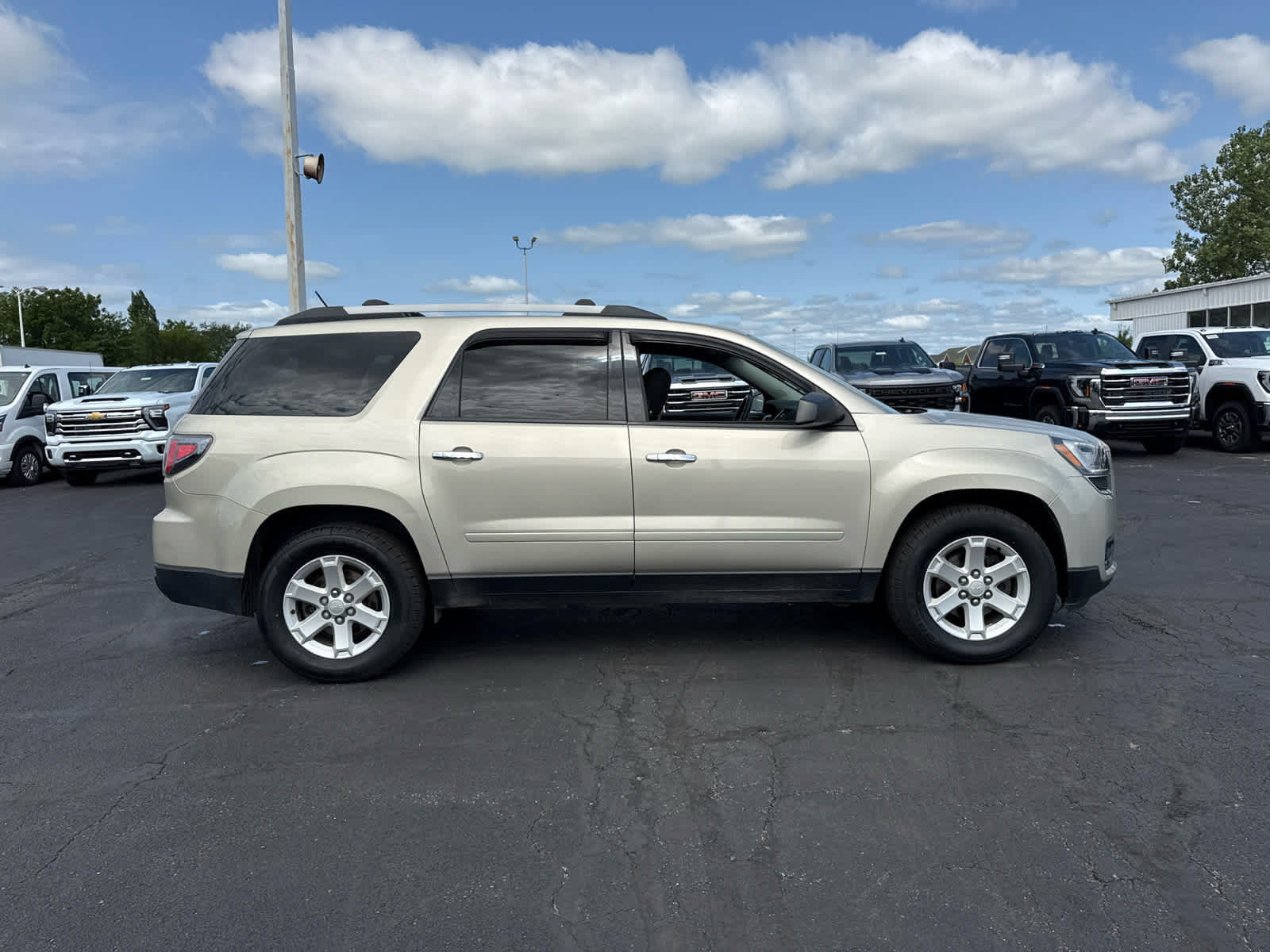 Used 2015 GMC Acadia SLE FWD image 6