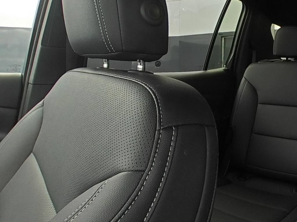 Used 2026 Chevrolet Traverse LT AWD/4WD image 12
