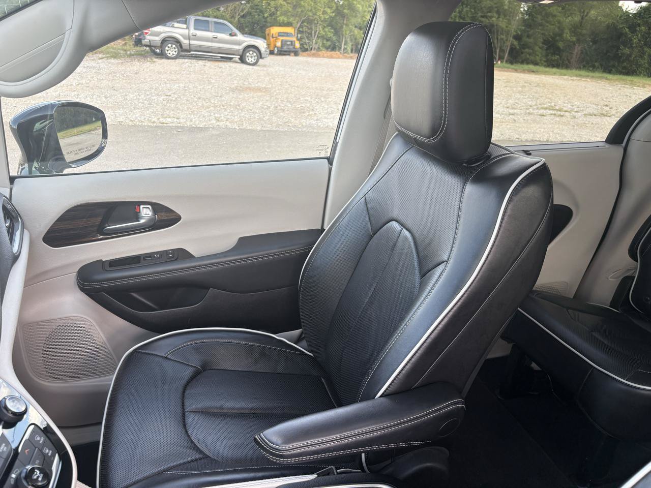 Used 2024 Chrysler Pacifica Limited FWD image 19