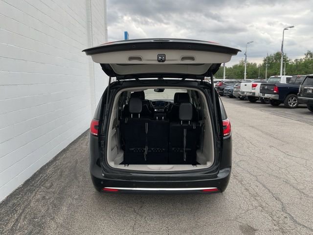 Used 2023 Chrysler Pacifica Limited image 8