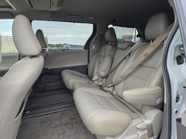 Used 2017 Toyota Sienna XLE Premium FWD image 18