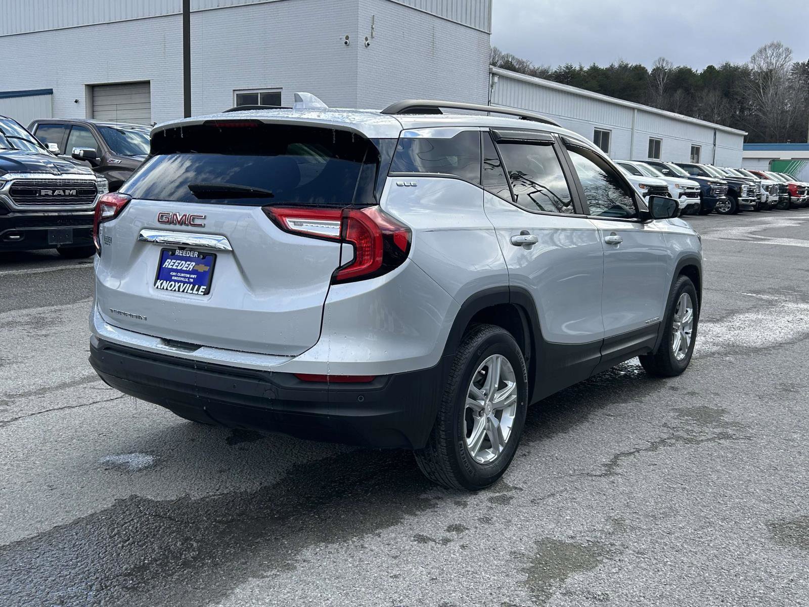 Used 2022 GMC Terrain SLE w/ Driver Convenience Package image 3