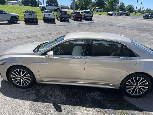 Used 2017 Lincoln Continental Select w/ Climate Package AWD/4WD image 2