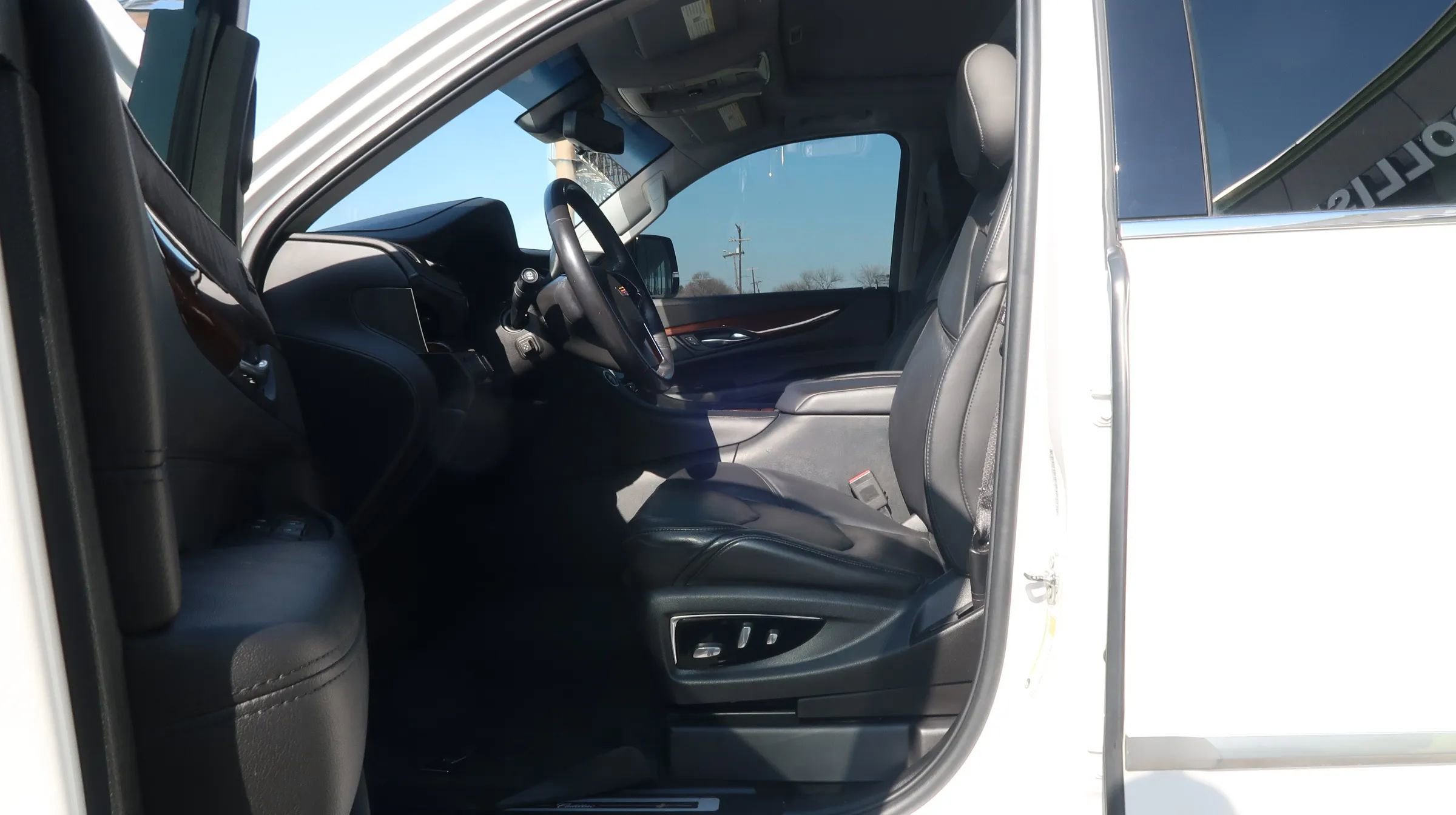 Used 2018 Cadillac Escalade Premium Luxury AWD/4WD image 16