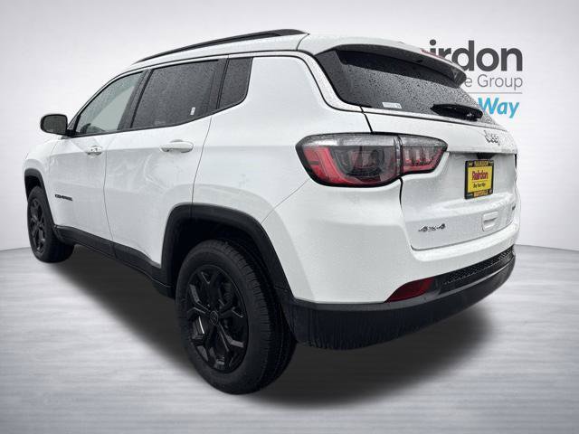 Used 2025 Jeep Compass Latitude AWD/4WD image 5