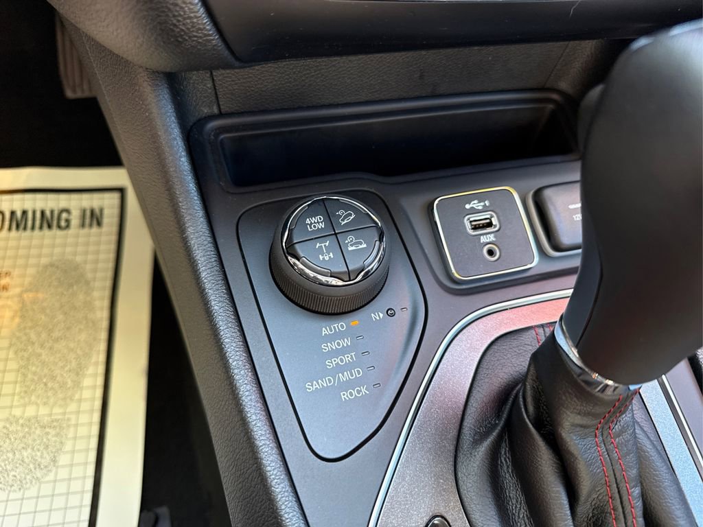 Used 2022 Jeep Cherokee Trailhawk image 32