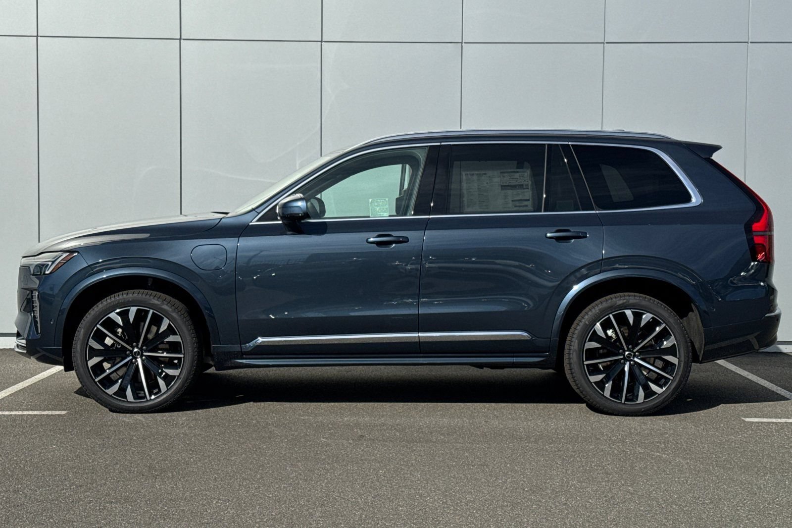 New 2026 Volvo XC90 T8 Ultra w/ Protection Package Premier AWD/4WD image 2