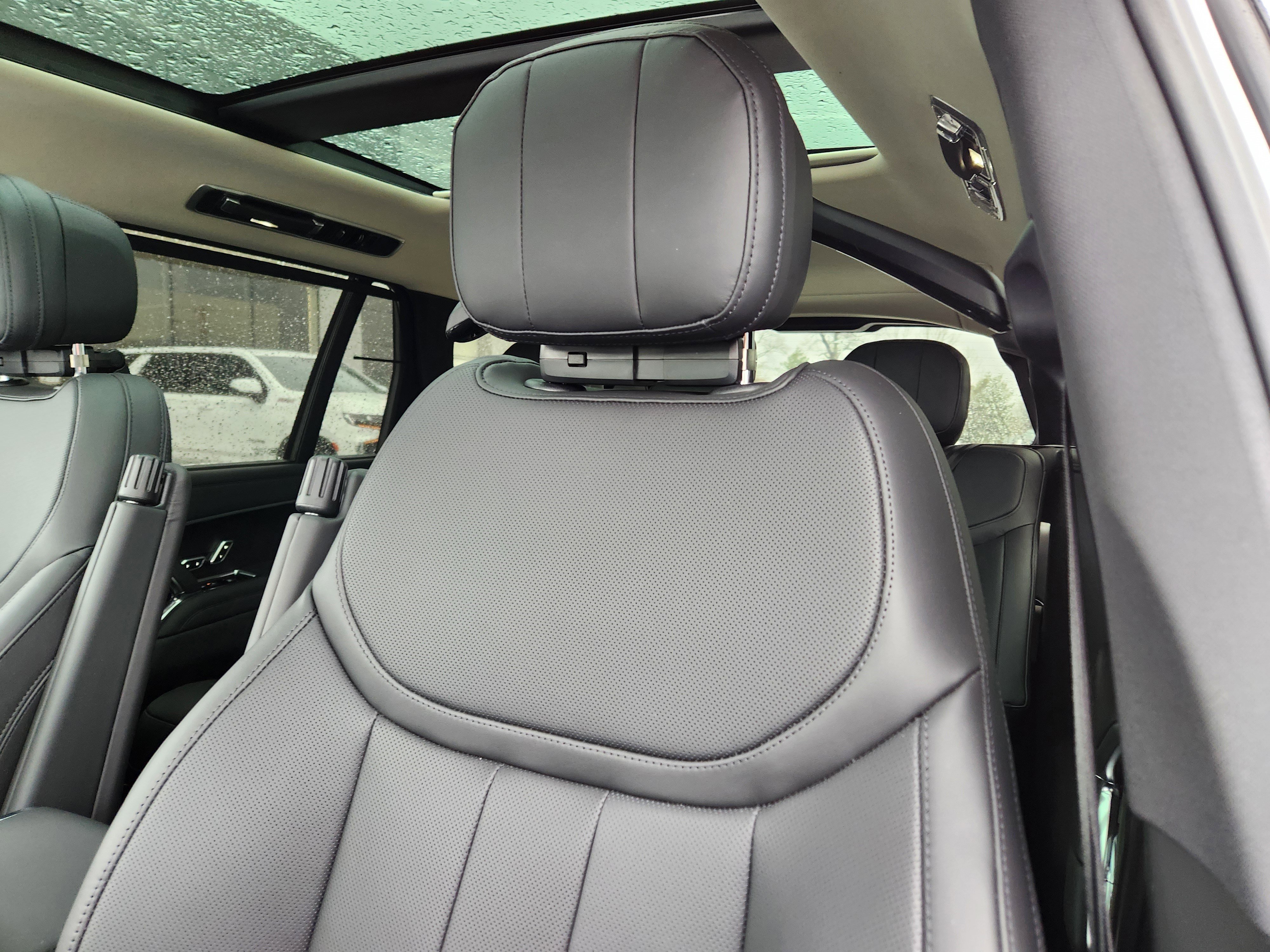 New 2026 Land Rover Range Rover Long Wheelbase SE image 9