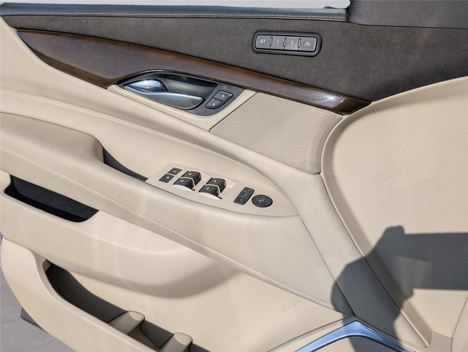 Used 2018 Cadillac Escalade Luxury RWD image 11