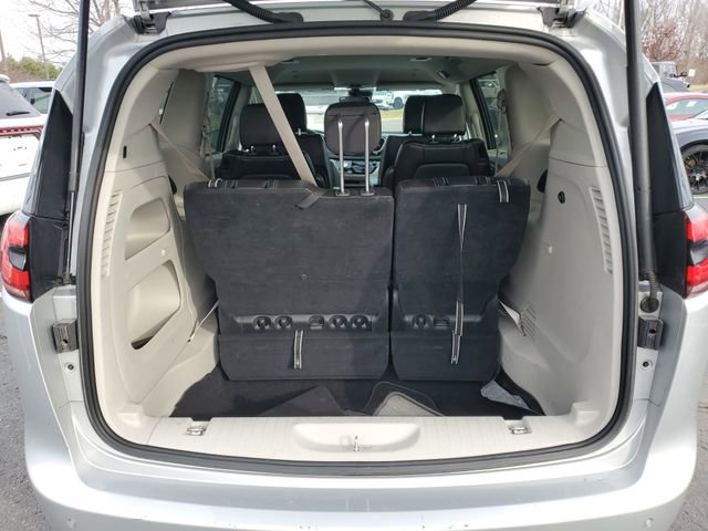Used 2024 Chrysler Pacifica Touring-L image 30