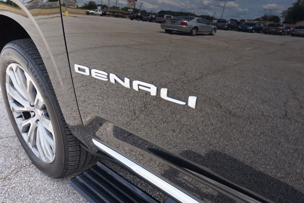 Used 2021 GMC Yukon Denali w/ Denali Premium Package image 12