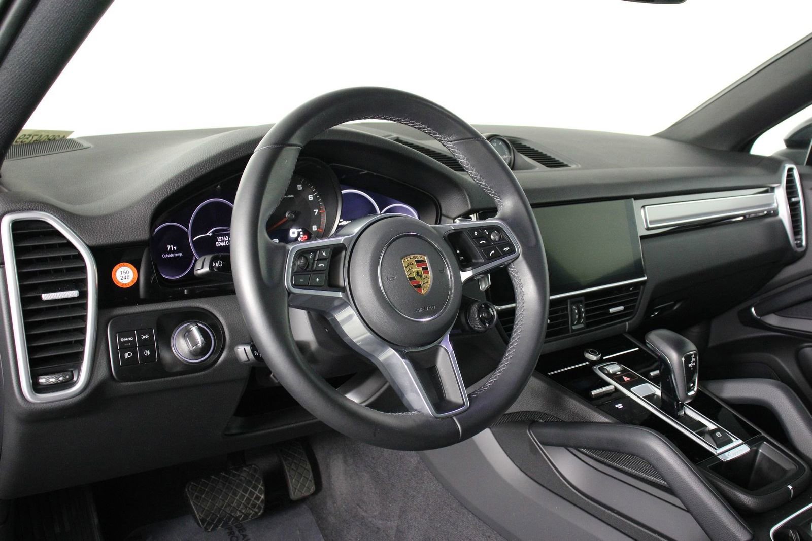 Certified 2023 Porsche Cayenne Platinum Edition image 4