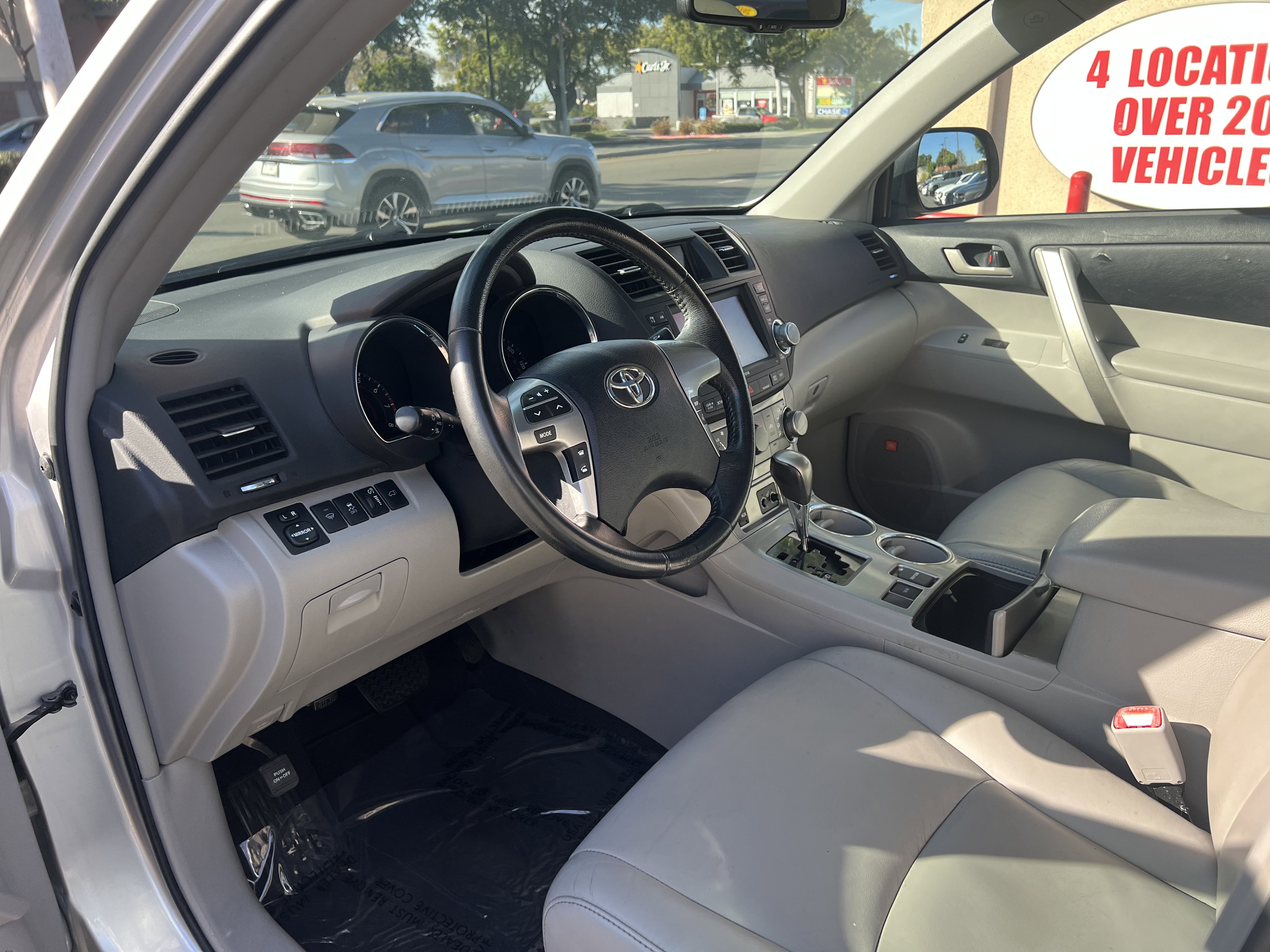 Used 2011 Toyota Highlander SE w/ Tow Pkg FWD image 14