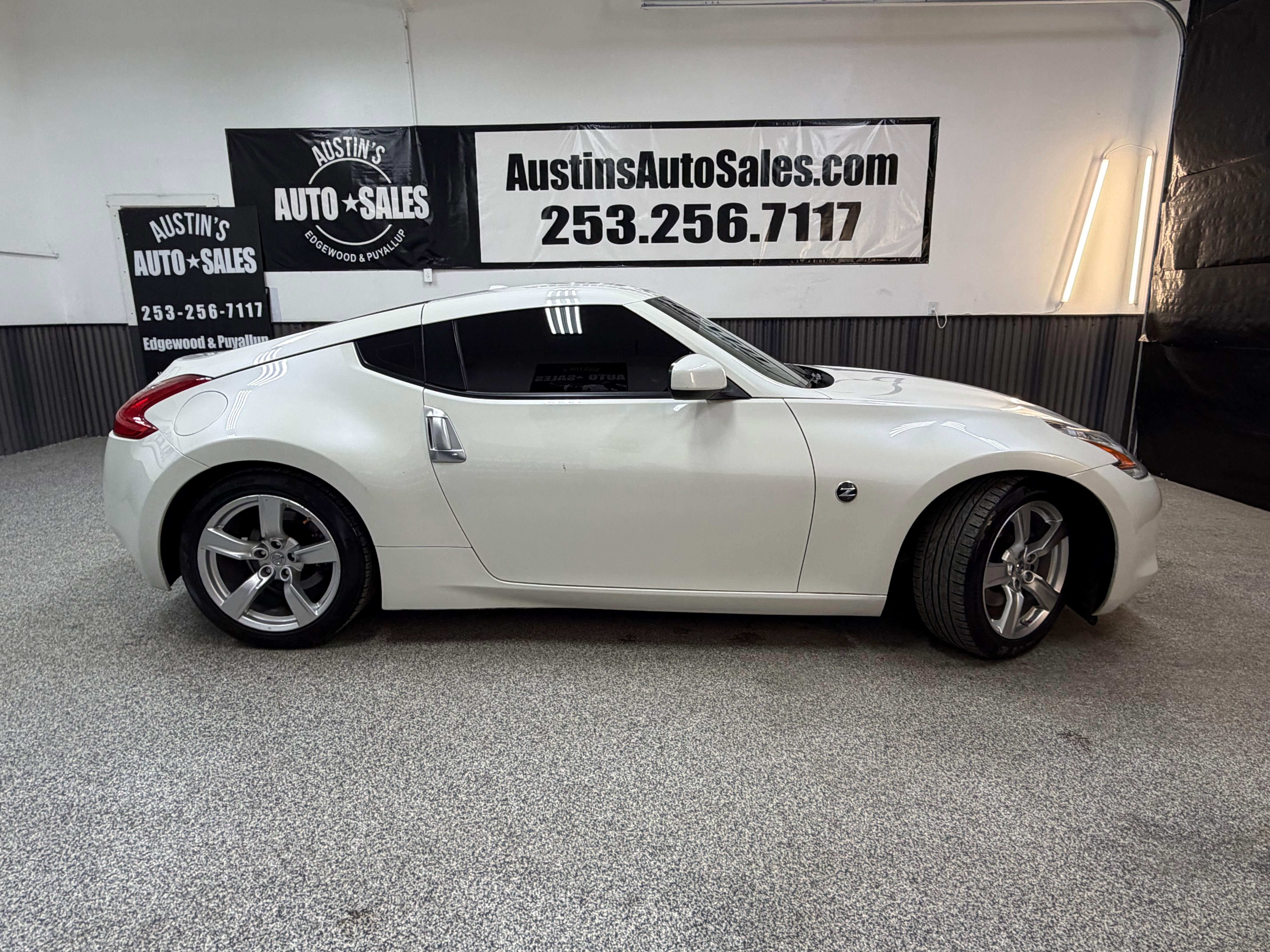 Used 2012 Nissan 370Z Touring RWD image 2