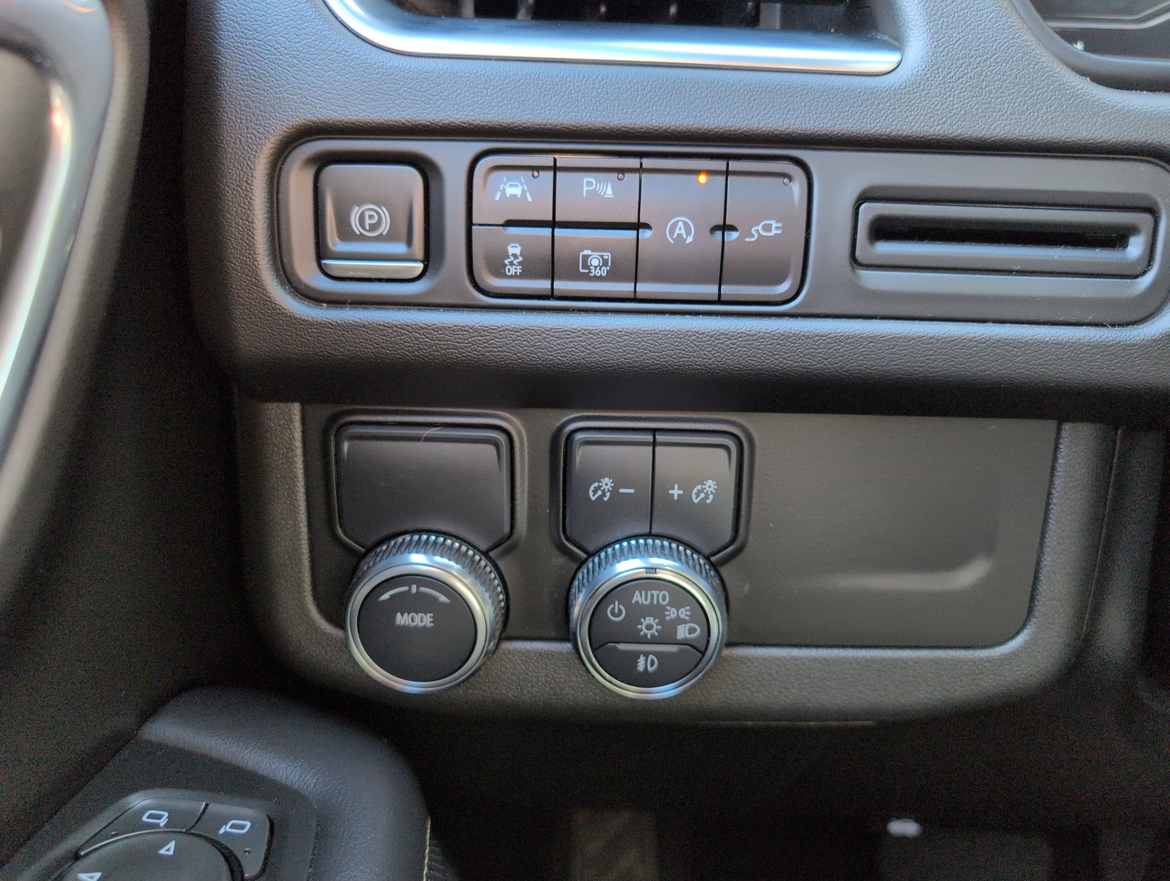 Used 2022 GMC Yukon SLT w/ SLT Premium Package image 6