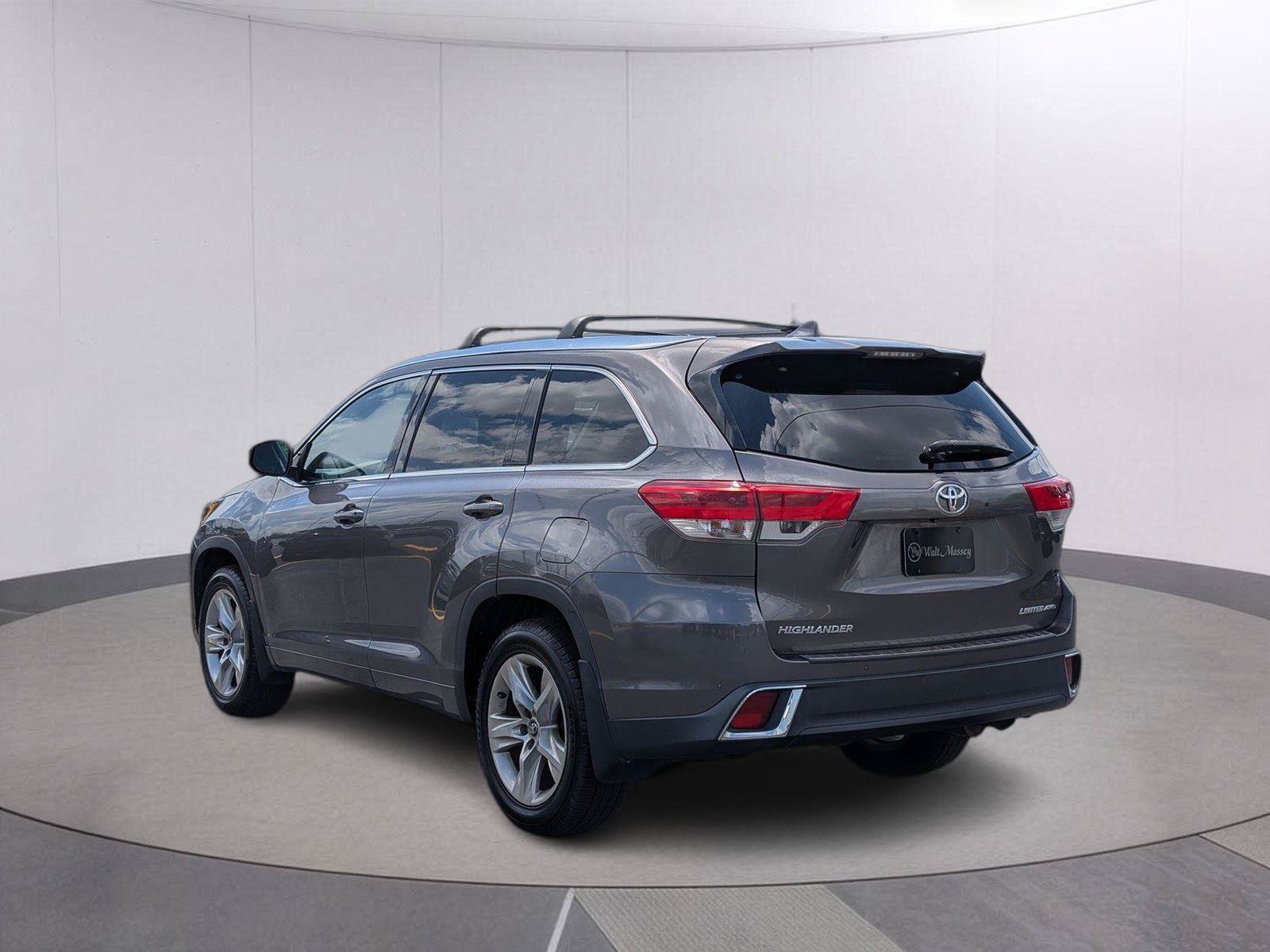 Used 2017 Toyota Highlander Limited AWD/4WD image 3