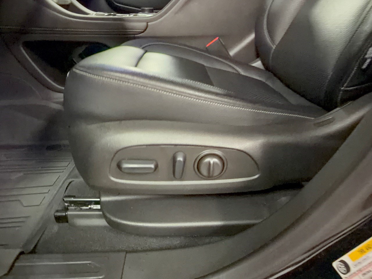 Used 2023 GMC Acadia SLE w/ Driver Convenience Package FWD image 16