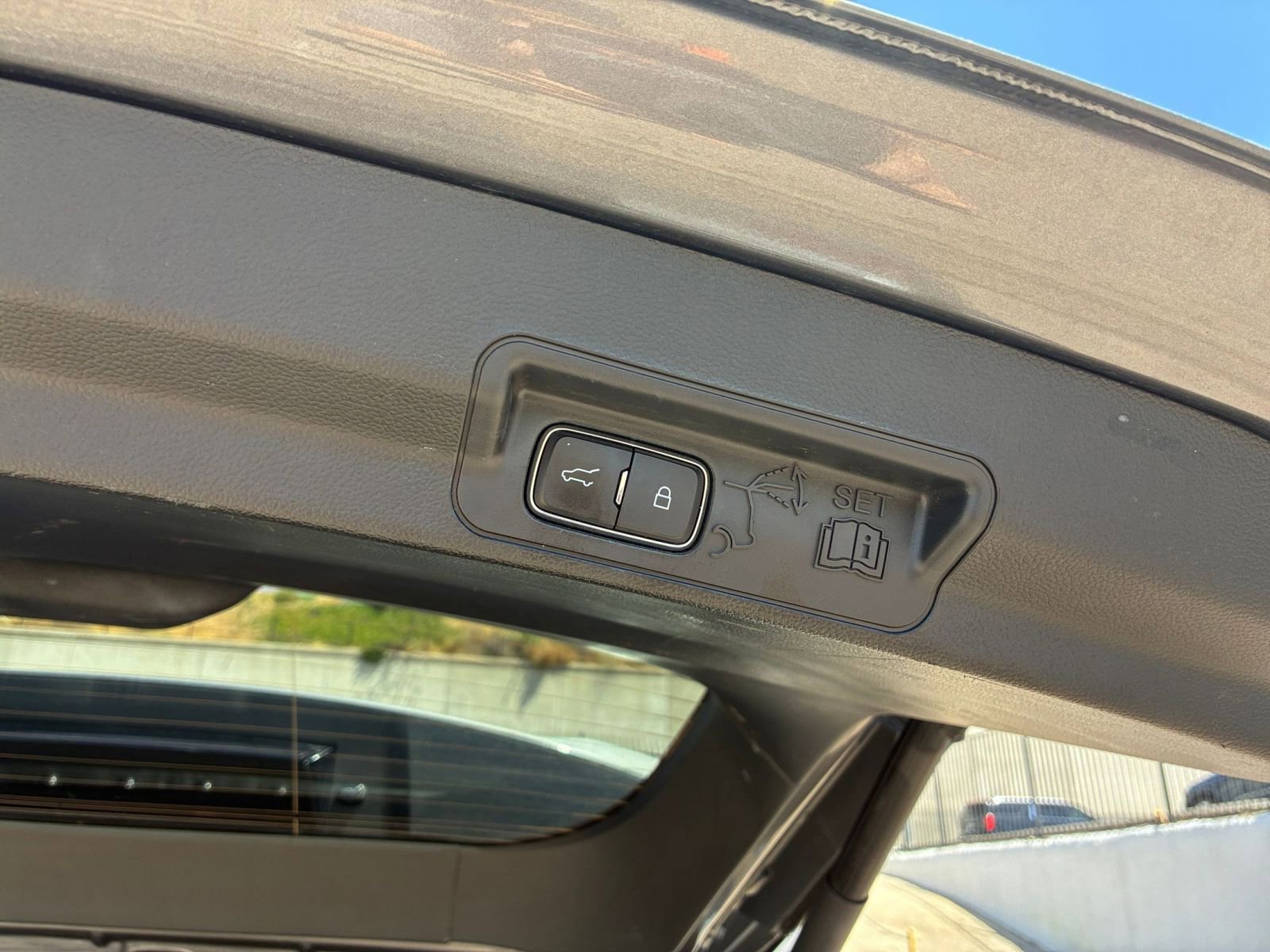 Used 2023 Ford Explorer Limited image 24