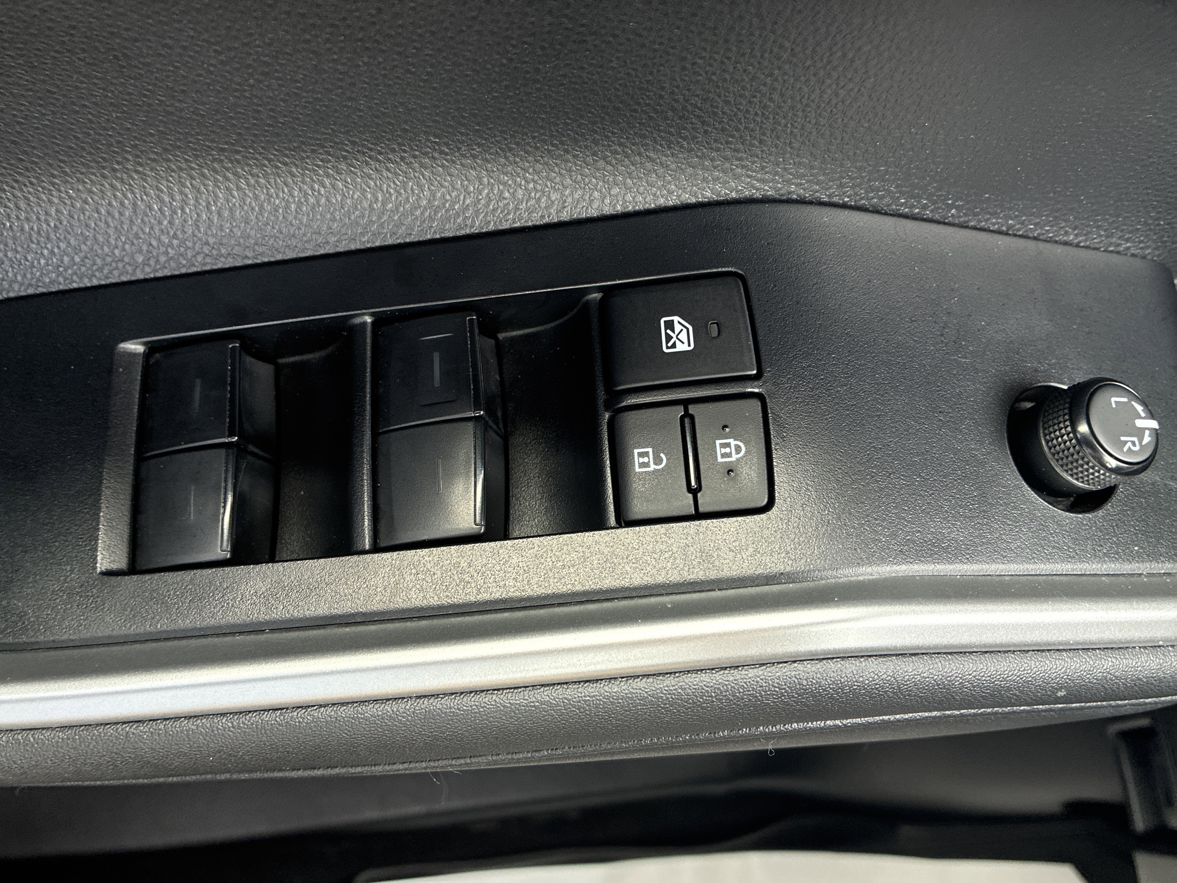 Used 2023 Toyota Highlander XLE AWD/4WD image 43