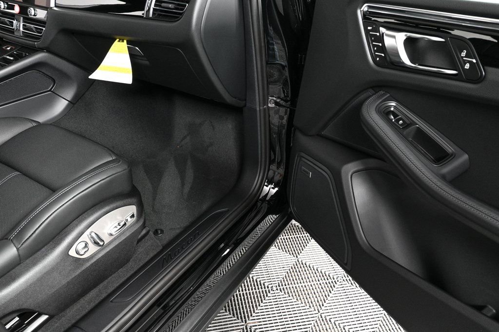 Certified 2026 Porsche Macan AWD/4WD image 26