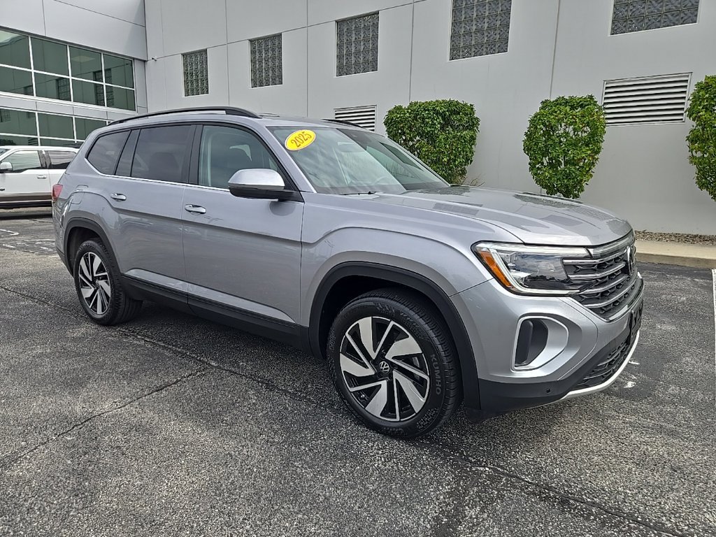 Used 2025 Volkswagen Atlas SE AWD/4WD image 4