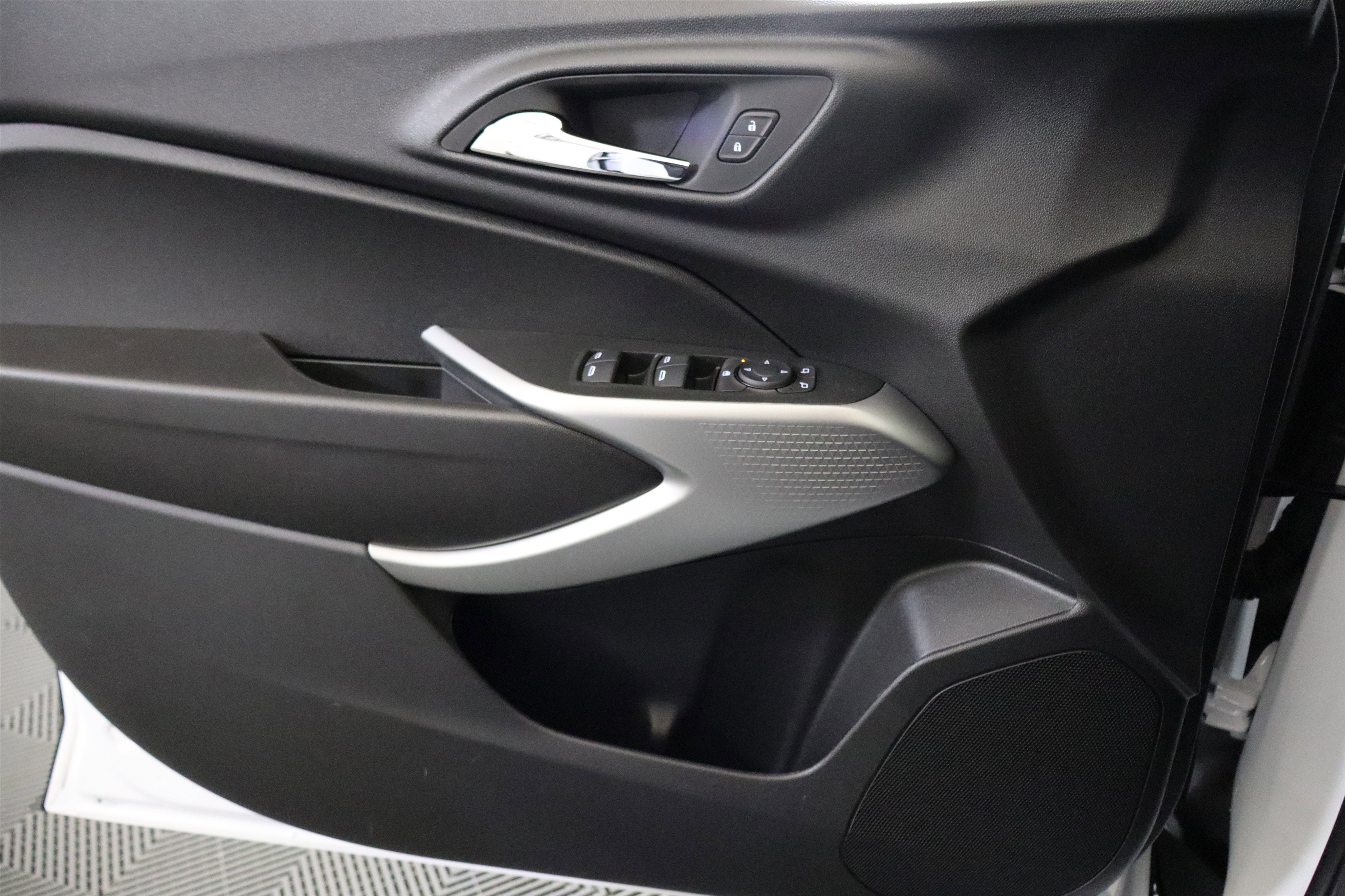 New 2026 Chevrolet Trax LS w/ LS Convenience Package FWD image 35