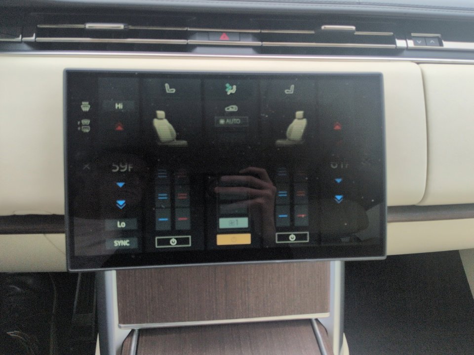 Certified 2025 Land Rover Range Rover SE image 16