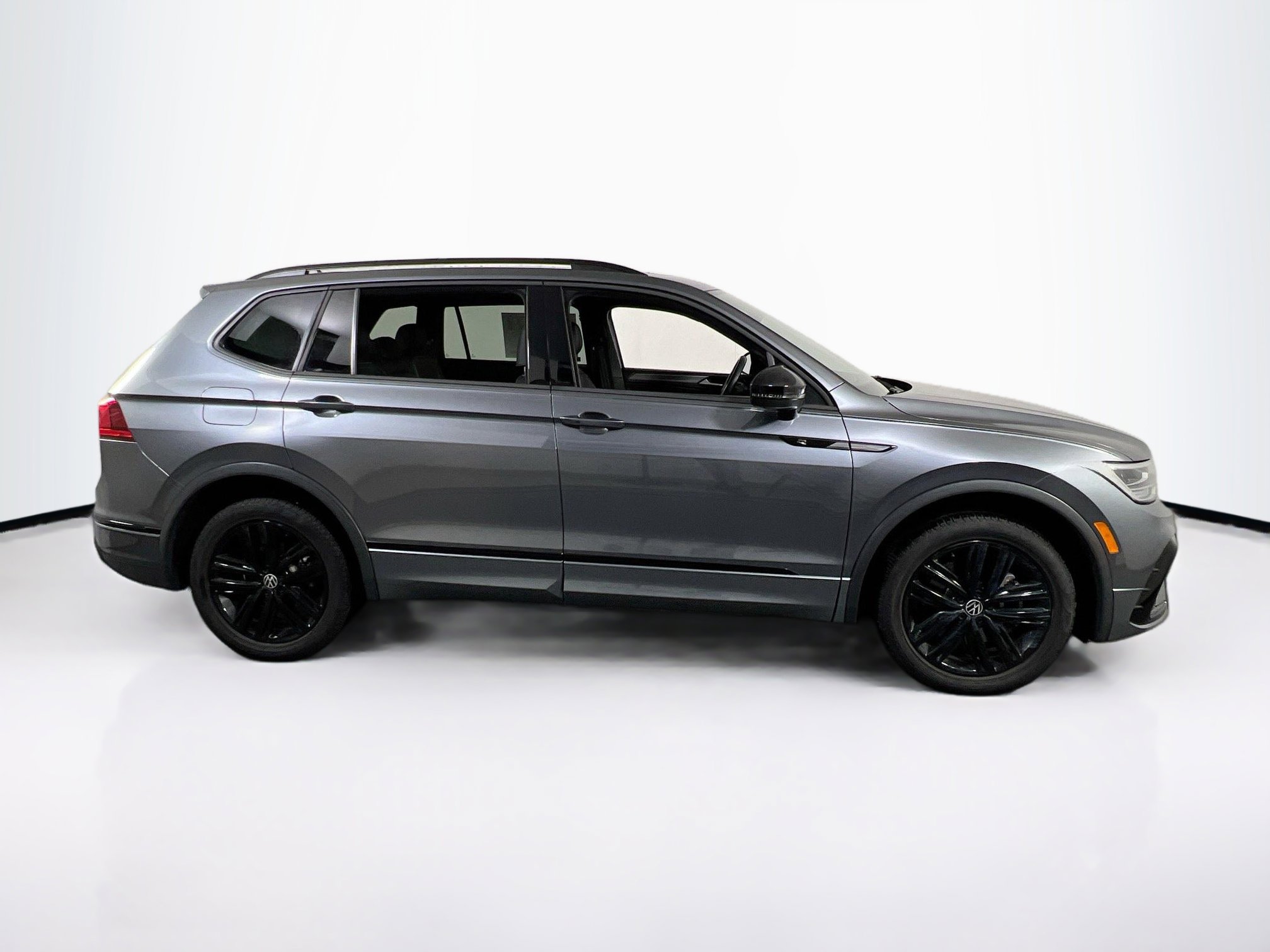 Used 2022 Volkswagen Tiguan SE R-Line image 4