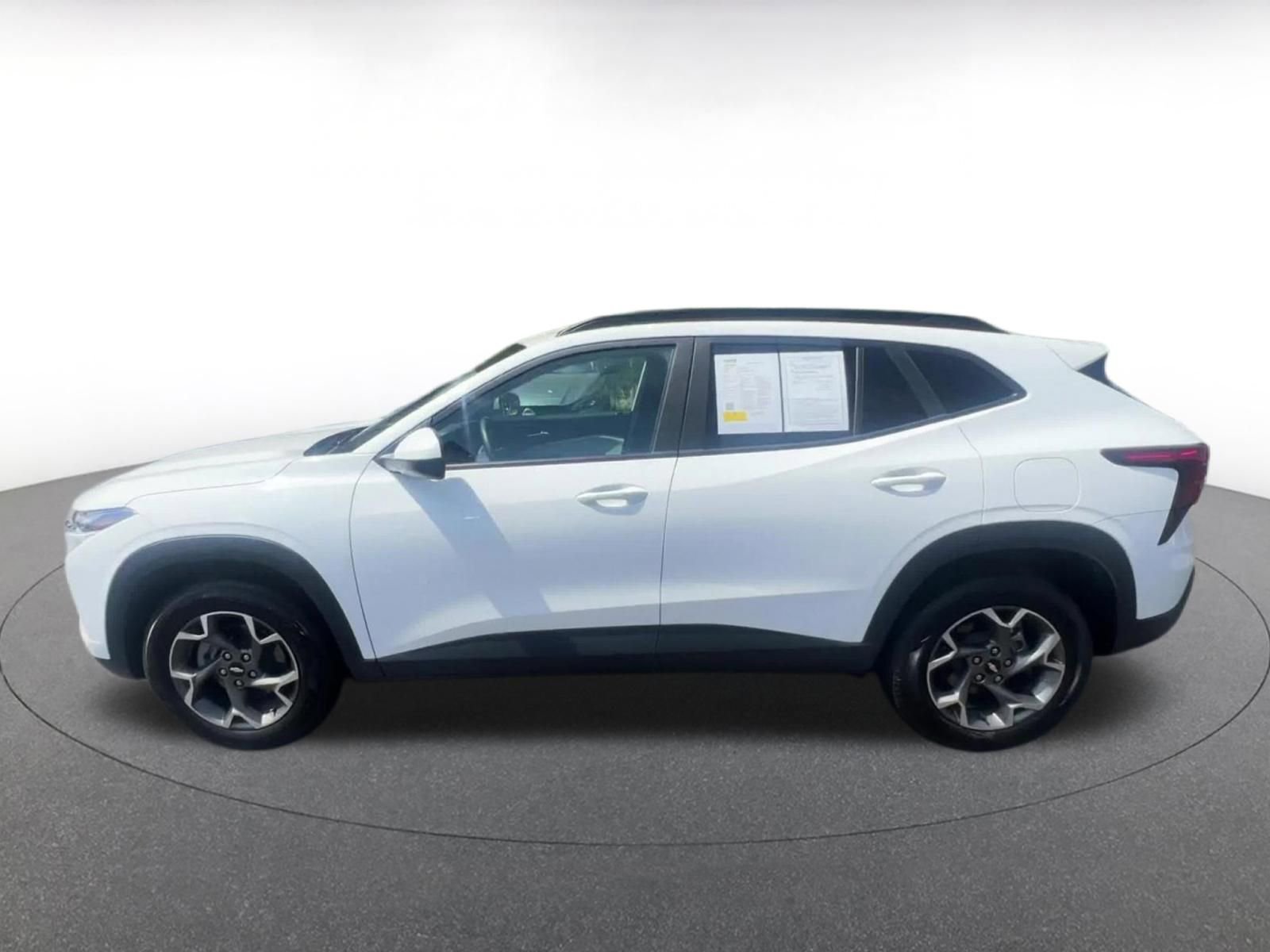 Used 2025 Chevrolet Trax LT w/ LT Convenience Package FWD image 9
