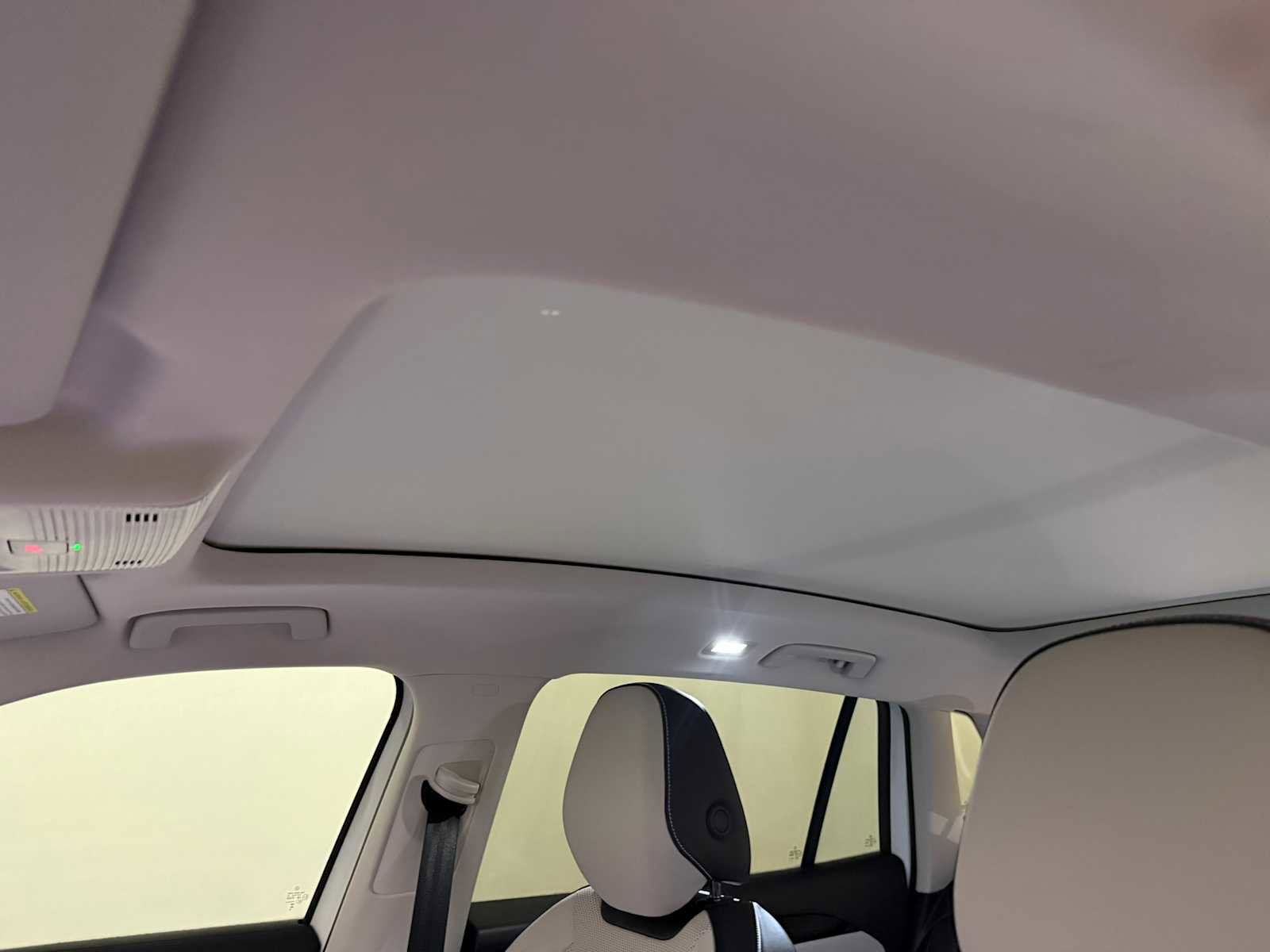 Certified 2025 Volkswagen Tiguan SE w/ Panoramic Sunroof Package image 22