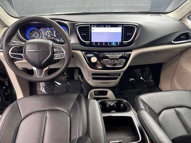 Used 2024 Chrysler Pacifica Touring-L FWD image 15