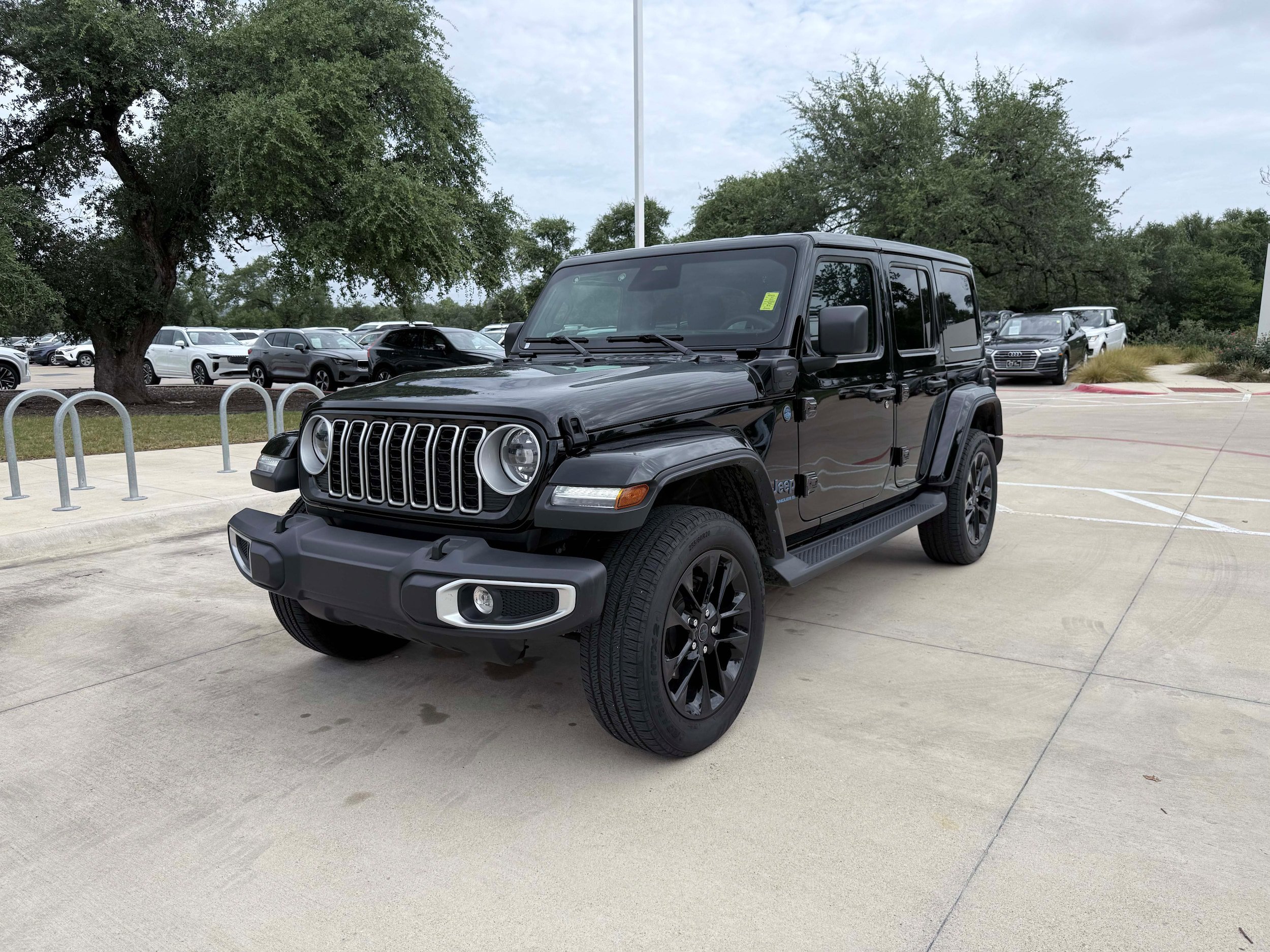 Used 2025 Jeep Wrangler Unlimited Sahara AWD/4WD image 2