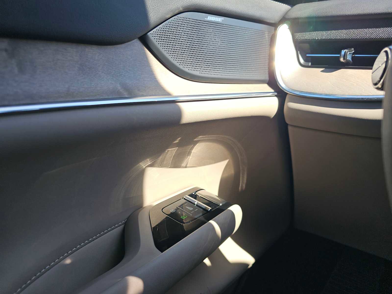 Used 2025 Volvo EX90 Ultra image 28