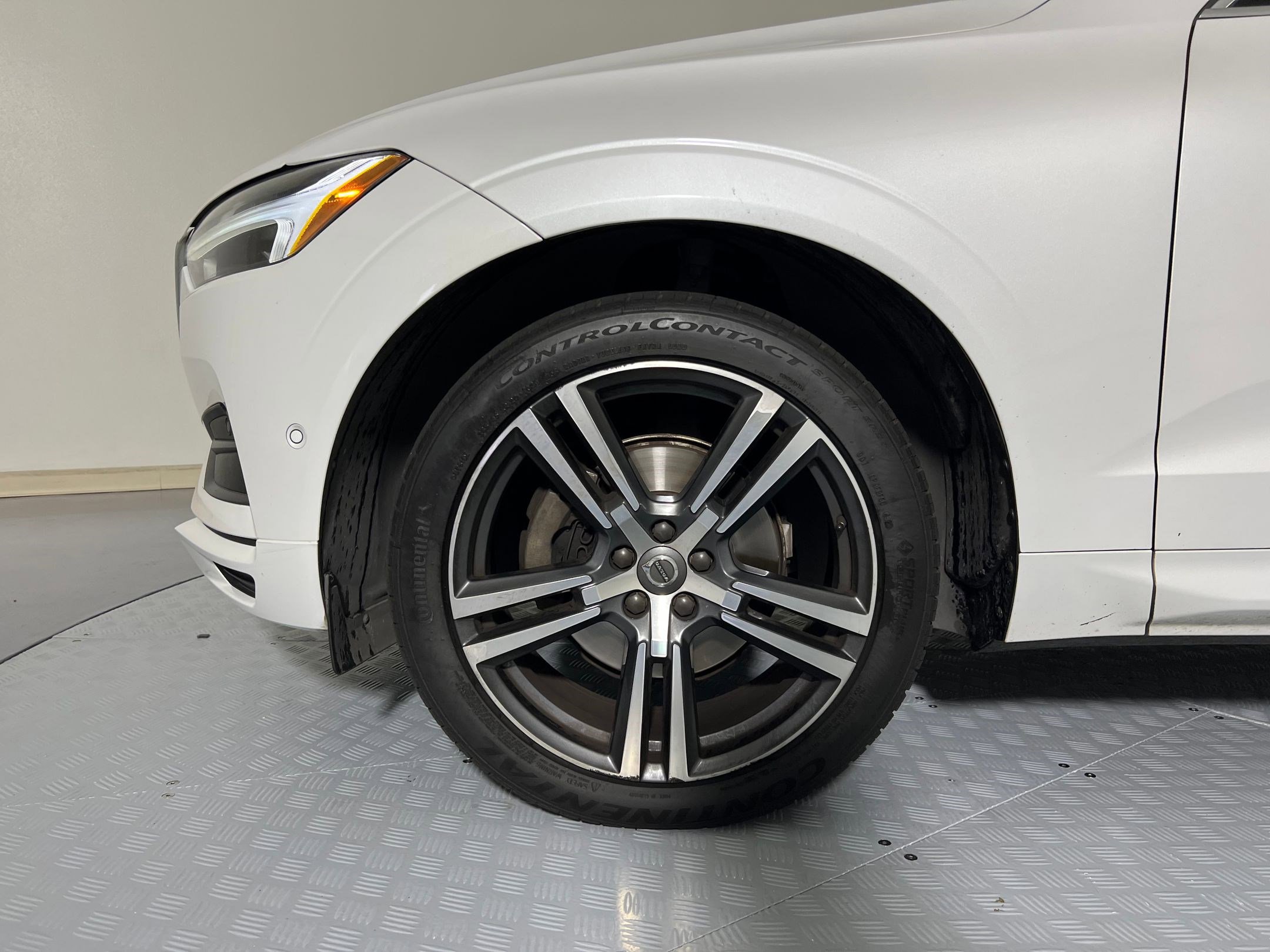 Used 2018 Volvo XC60 T5 Momentum w/ Vision Package image 10