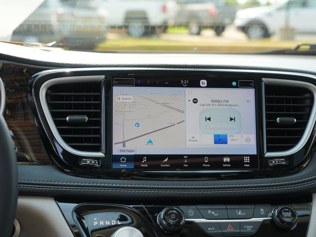 Used 2023 Chrysler Pacifica Limited FWD image 21