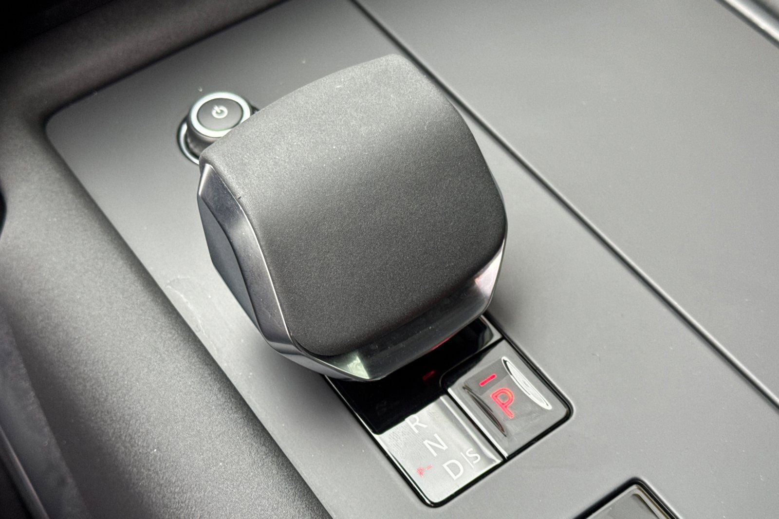 Certified 2024 Land Rover Discovery Metropolitan Edition image 25