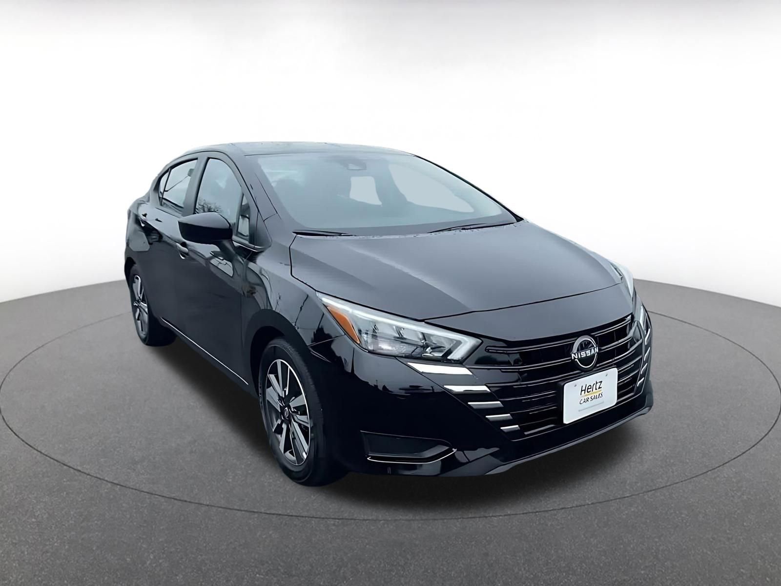 Used 2025 Nissan Versa SV image 3