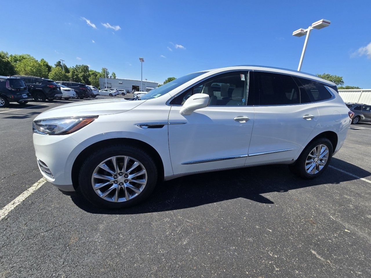 Used 2021 Buick Enclave Premium w/ Sun and Sites Package AWD/4WD image 4