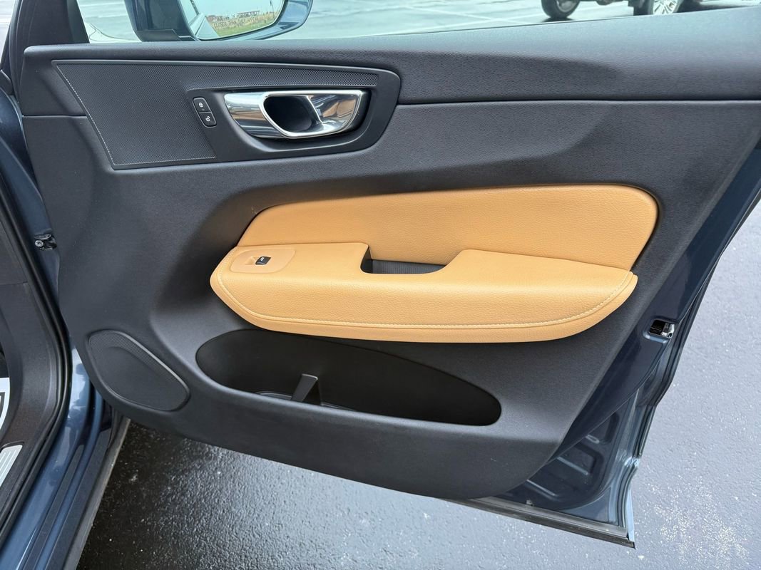 Used 2018 Volvo XC60 T5 Momentum w/ Vision Package image 16