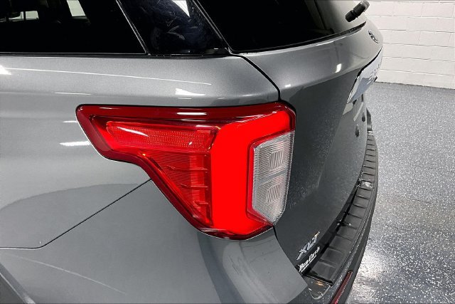 Used 2021 Ford Explorer XLT w/ Equipment Group 202A AWD/4WD image 22