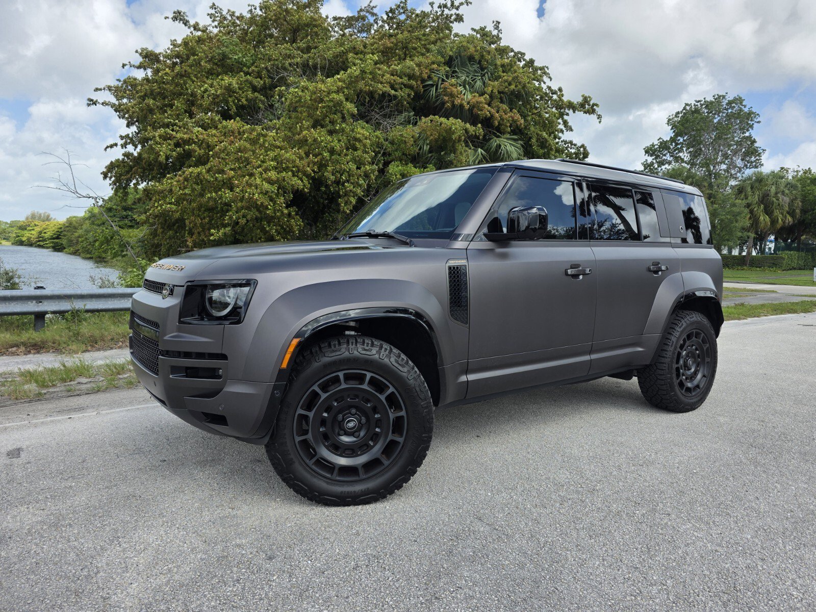 Used 2025 Land Rover Defender 110 AWD/4WD image 1