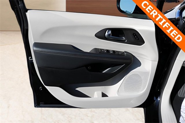 Used 2024 Chrysler Pacifica Select image 11